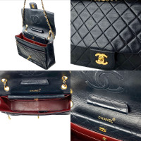 Chanel Classic Flap Bag aus Leder in Schwarz