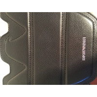 Emporio Armani Handtasche aus Leder in Schwarz