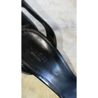 Gucci Pumps/Peeptoes aus Lackleder in Schwarz