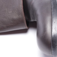 Chanel Stiefel aus Leder in Grau