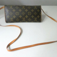 Louis Vuitton Twin Pochette aus Canvas in Braun