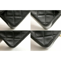 Chanel Classic Flap Bag aus Leder in Schwarz