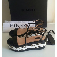 Pinko Sandalen aus Leder in Schwarz