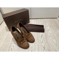 Gucci Pumps/Peeptoes aus Wildleder in Braun