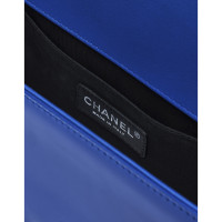 Chanel Boy Medium aus Lackleder in Blau