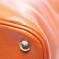 Prada Umhängetasche aus Leder in Orange