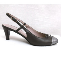 Chanel Pumps/Peeptoes aus Leder in Taupe