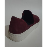 Rebecca Minkoff Sneakers aus Wildleder in Bordeaux