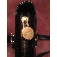 Gianni Versace Umhängetasche aus Leder in Schwarz