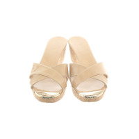 Jimmy Choo Sandalen aus Lackleder in Beige