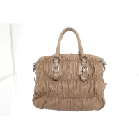 Prada Handtasche aus Leder in Beige