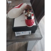 Gucci Sneakers aus Lackleder in Rot