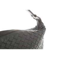 Bottega Veneta Handtasche aus Leder in Grau