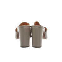 Chie Mihara Pumps/Peeptoes aus Leder in Grau