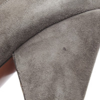 Alaïa Stiefel aus Leder in Grau