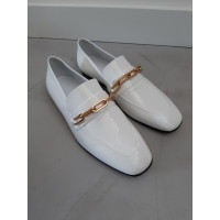 Burberry Slipper/Ballerinas aus Lackleder in Weiß