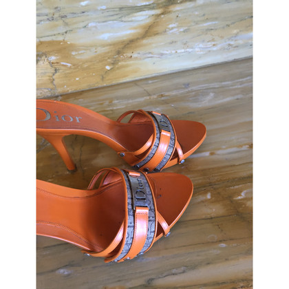 Christian Dior Sandalen aus Leinen in Orange