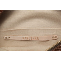 Nanushka  Clutch aus Leder in Braun