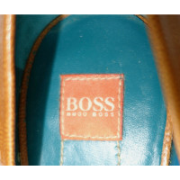 Hugo Boss Pumps/Peeptoes aus Leder in Braun
