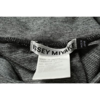 Issey Miyake Oberteil aus Jersey in Grau