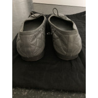 Chanel Slipper/Ballerinas aus Leder in Grau