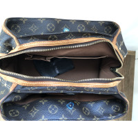 Louis Vuitton Umhängetasche aus Leder in Braun