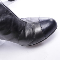 Chanel Stiefel aus Leder in Grau