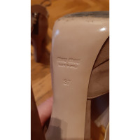 Miu Miu Schnürschuhe aus Wildleder in Taupe