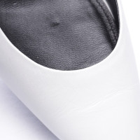 Balenciaga Pumps/Peeptoes aus Leder in Weiß