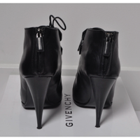 Givenchy Enkellaarzen Leer in Zwart