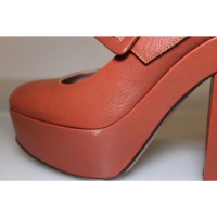 L'autre Chose pumps / Leather peep-toes in red / brown