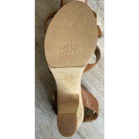 Love Moschino Sandalen aus Leder in Braun