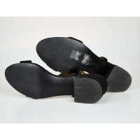 & Other Stories Sandalen aus Wildleder in Schwarz