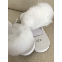Ugg Australia Sandalen aus Lackleder in Weiß