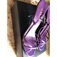 Prada Sandalen aus Lackleder in Violett