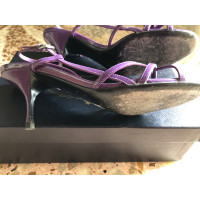 Prada Sandalen aus Lackleder in Violett