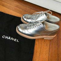 Chanel Chaussures à lacets en Cuir en Argenté