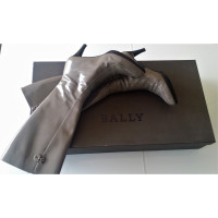 Bally Stiefel aus Lackleder in Grau