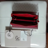 Guess Täschchen/Portemonnaie aus Leder in Rot