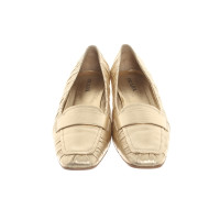 Prada Slipper/Ballerinas aus Leder in Gold