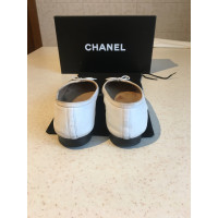 Chanel Slipper/Ballerinas aus Leder in Weiß