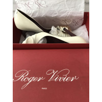 Roger Vivier Pumps/Peeptoes en Cuir verni en Crème