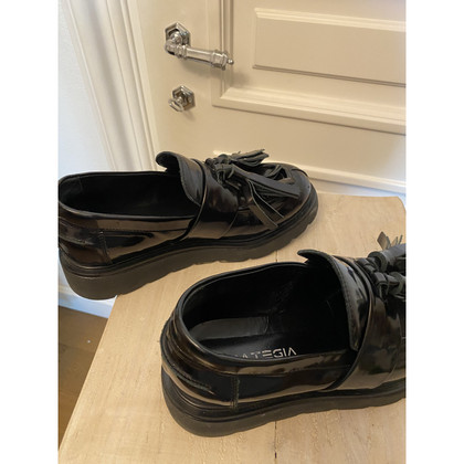 Strategia Chaussures à lacets en Cuir en Noir