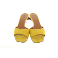 Neous Sandalen aus Wildleder in Gelb