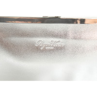 Roger Vivier Clutch aus Lackleder in Silbern