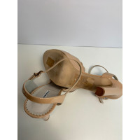 Giorgio Armani Sandalen aus Lackleder in Beige