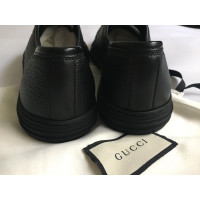 Gucci Schnürschuhe aus Leder in Schwarz