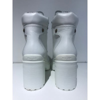 Miu Miu Stiefeletten aus Leder in Weiß