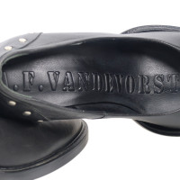 A. F. Vandevorst Pumps/Peeptoes aus Leder in Schwarz