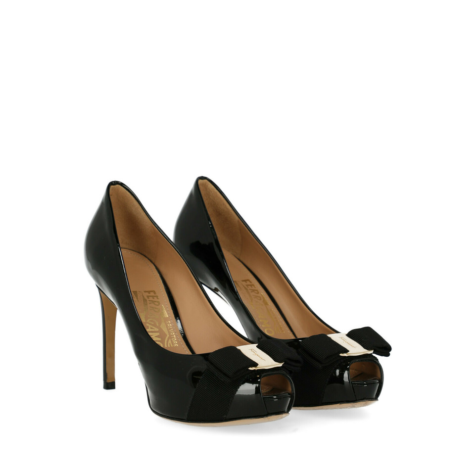 Salvatore Ferragamo Pumps/Peeptoes aus Leder in Schwarz